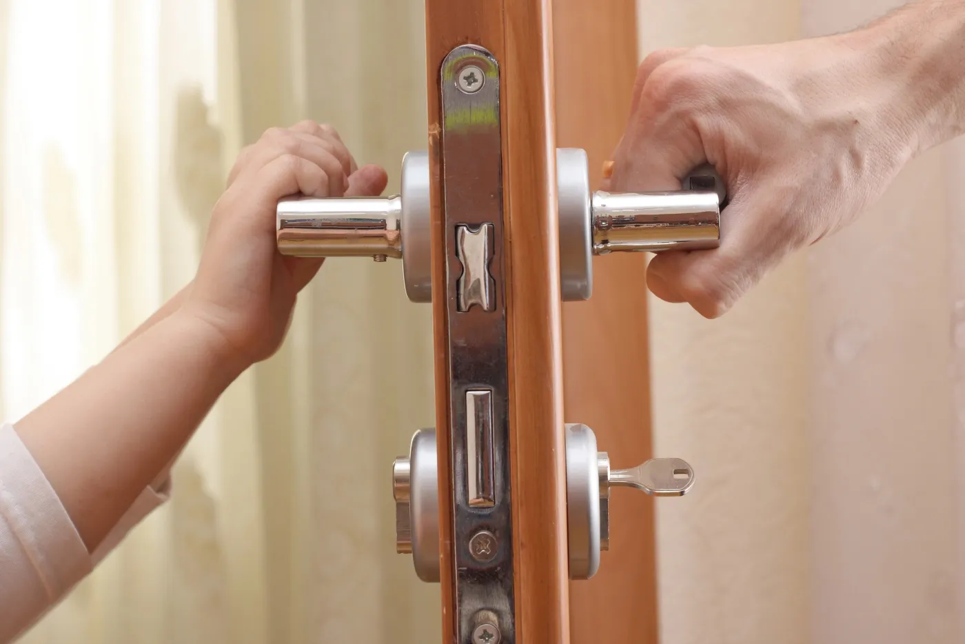 Réglage d'une poignée et d'une serrure de porte intérieure dans une maison de Meudon