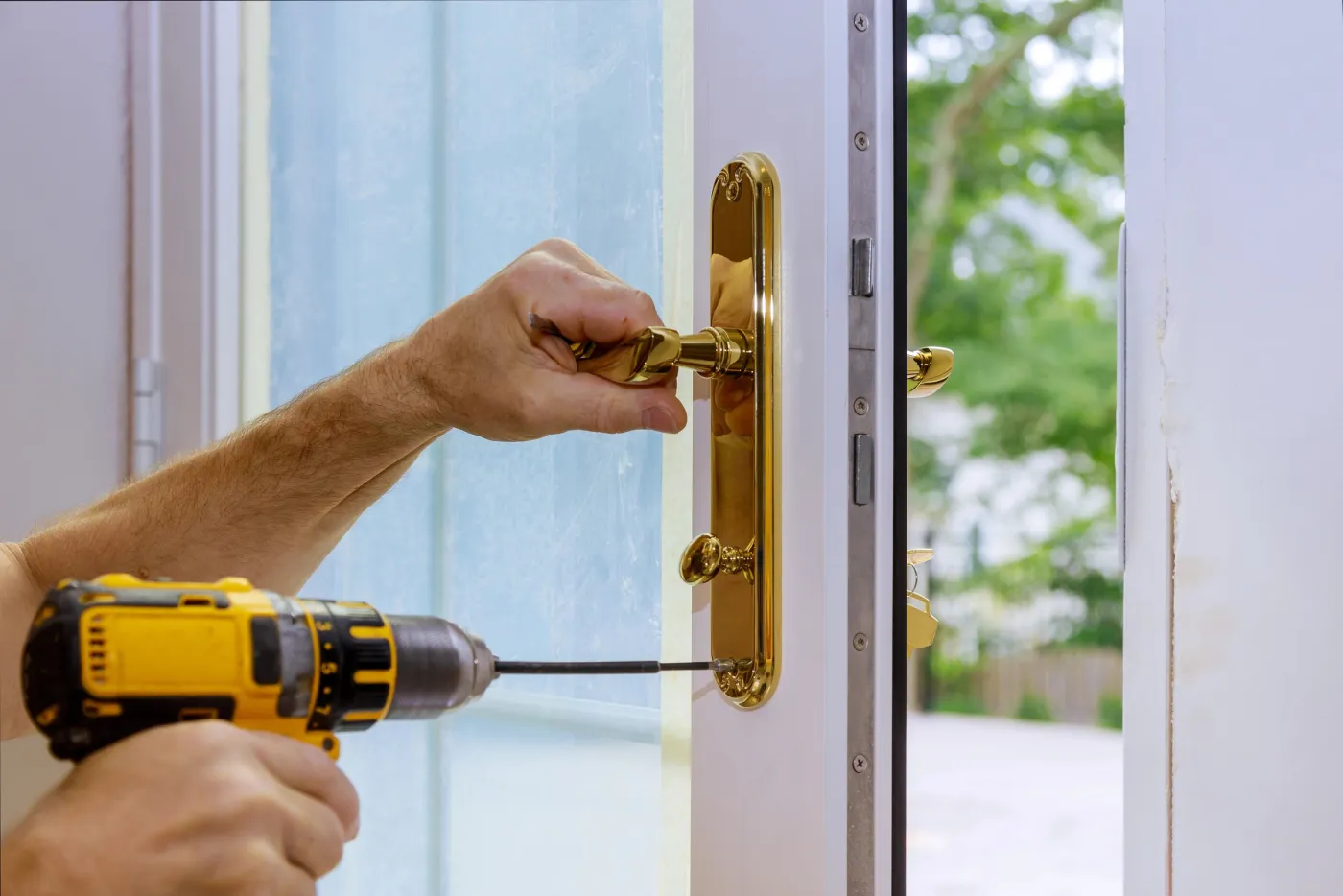 Pose d'une poignée et d'une serrure sur une porte vitrée d'une maison de Meudon